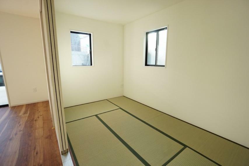 和室 リビング横には約5帖の和室が設けられています。