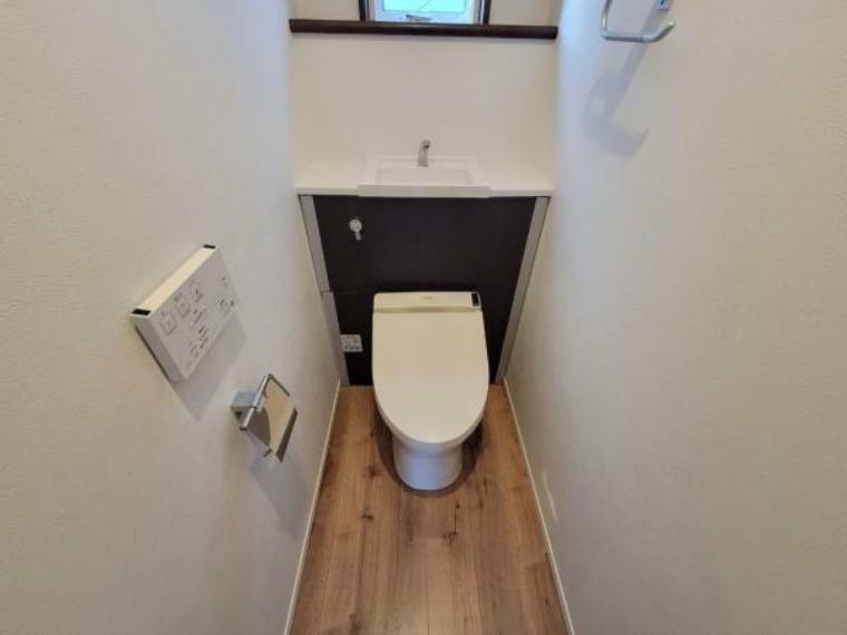 トイレ 毎日使うトイレは落ち着きと清潔感のあるデザイン。スタイリッシュなタンクレスタイプ