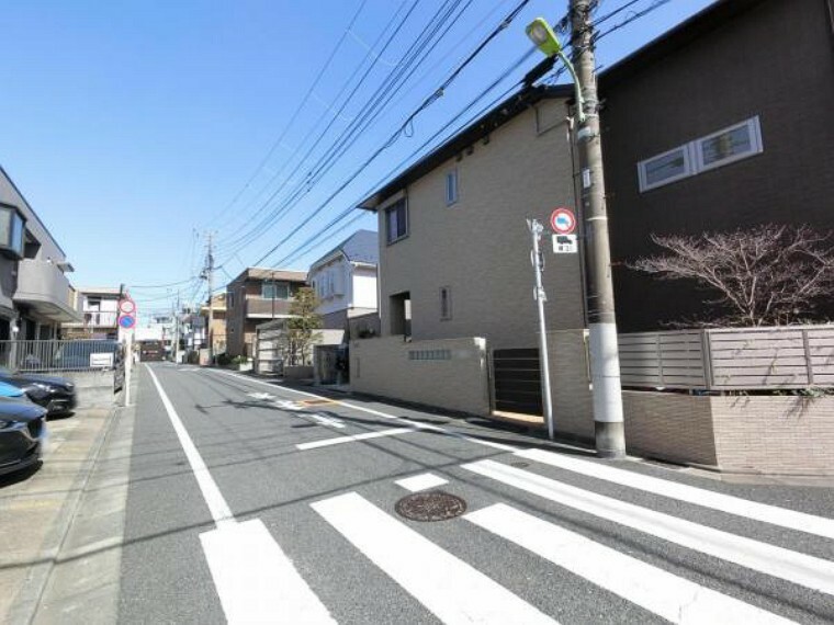 周辺の街並み 前面道路約6mのため、開放感があります。