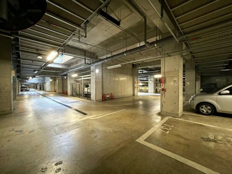 構造・工法・仕様 敷地内にカースペースを確保。思い立ったらすぐにドライブを楽しめます。駐車場を借りる必要もないので、余分な出費を抑えることもできます。