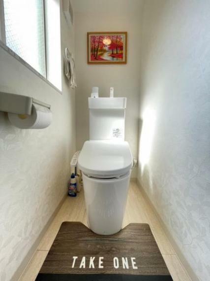 トイレ 2階トイレ。白を基調とした落ち着いた空間となっております。