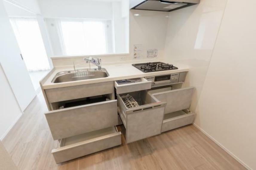 キッチン ホワイト調の清潔感のあるシステムキッチンで、お料理も楽しくできますね