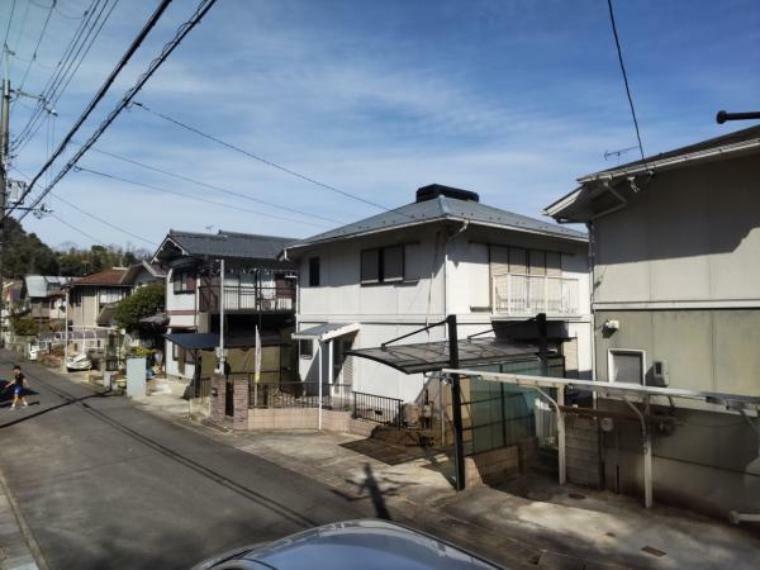 外観写真 【リフォーム中】屋根は、前所有者様が鋼板葺の屋根に葺き替えを行っております。時期は不明ですがこのメンテナンスはありがたいです。