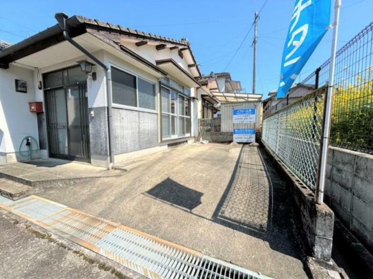 駐車場 【リフォーム前】駐車場は仕切りの塀を撤去し縦列2台駐車可能になります。2方向に接道しているので車の入れ替え不要で出し入れができますよ。