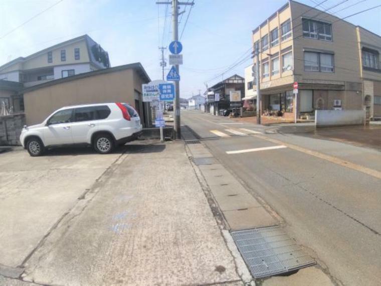 現況写真 【前面道路】前面道路は北東側幅員7.5mの公道になっています。冬期間中は米沢市で除雪が入ります。米沢の中心や郊外にも行き来のしやすいアクセスです。