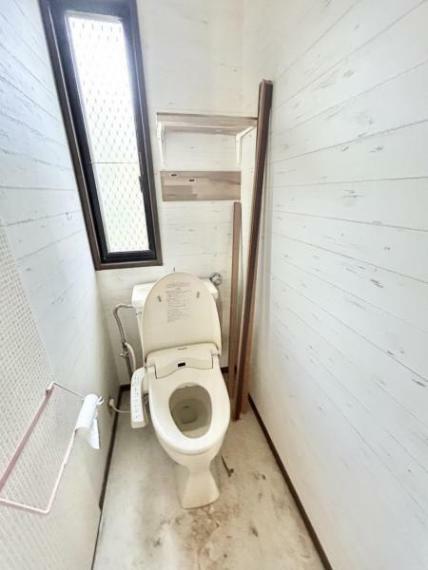 トイレ 【リフォーム中4月13日撮影】リクシル製の温水洗浄付便器に新品交換。天井・壁はクロス貼り換え、床はクッションフロアに張替えます。清潔感のあるトイレに仕上がります。