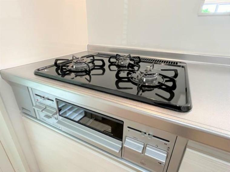 キッチン 【キッチン】新品交換したキッチンは3口コンロで同時調理が可能。大きなお鍋を置いても困らない広さです。