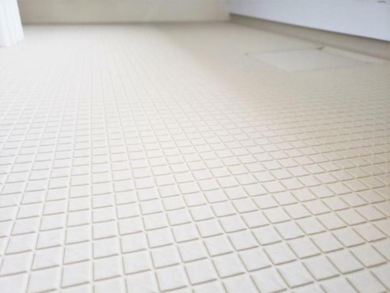【同仕様写真】浴室の床は水はけがよい構造になっています。