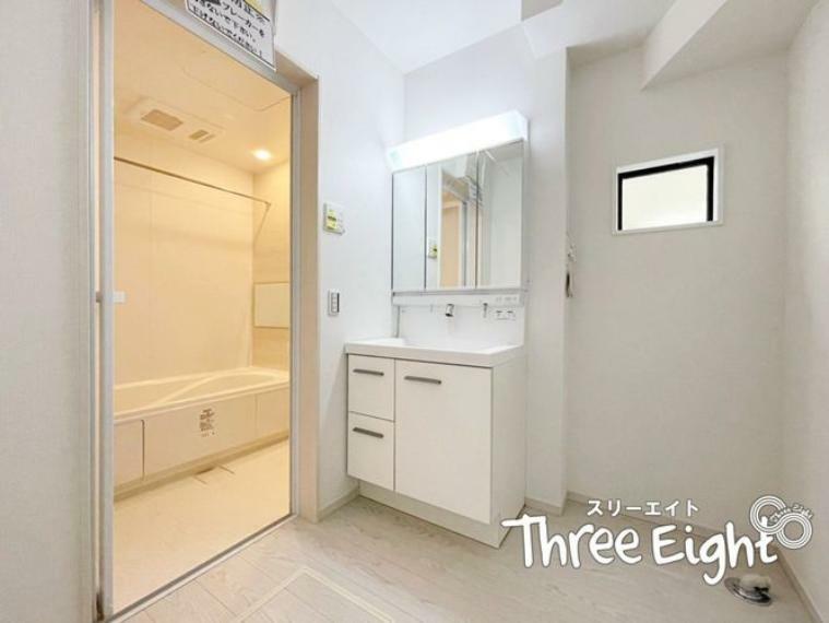 洗面化粧台 1階 洗面室広さもあり、身支度や洗濯作業も楽にできそうです！