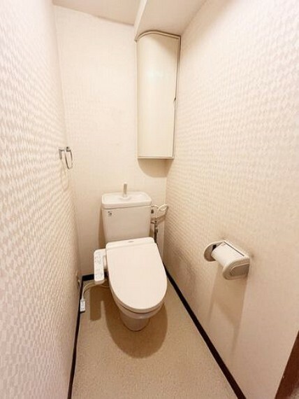 【トイレ】シンプルに清潔感のあるホワイトで統一。清潔感溢れる空間です。