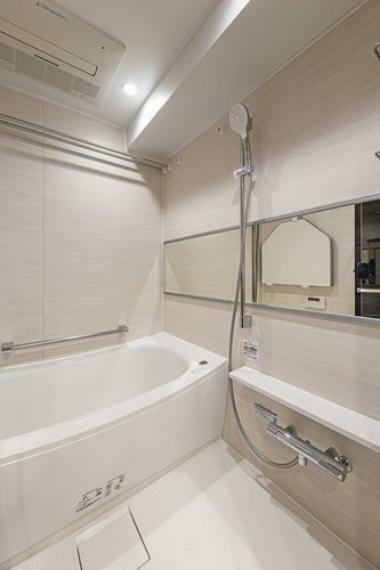 浴室 スタイリッシュで清潔感が溢れるバスルームです。ホワイトを基調に、シンプルながらも居心地の良い空間です。