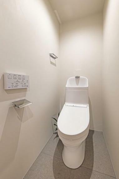 トイレ シンプルで安らぎが宿るレストルームです。毎日使う場所だからこそ、清潔感と使いやすさを考慮した空間です。