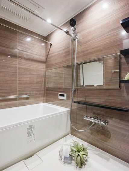 浴室 バスルームはゆったりとおくつろぎいただける癒しの空間です。光沢感のある木目調のパネルが、より一層安らぎと高級感を醸し出します。