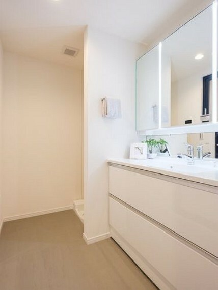 洗面化粧台 ゆとりのあるPanasonic製洗面化粧台は大きな鏡が印象的なラグジュアリーな空間です。カウンタースペースも広く明るく、入浴後の豊かな時間を演出します。