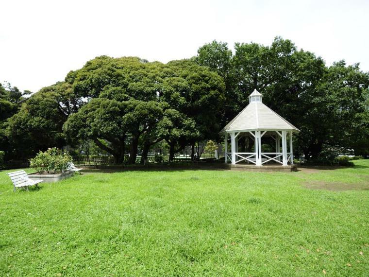 山手公園（日本で初めて建設された西洋式公園です。日本におけるテニスの発祥の地とも言われています。）（約1,200m）