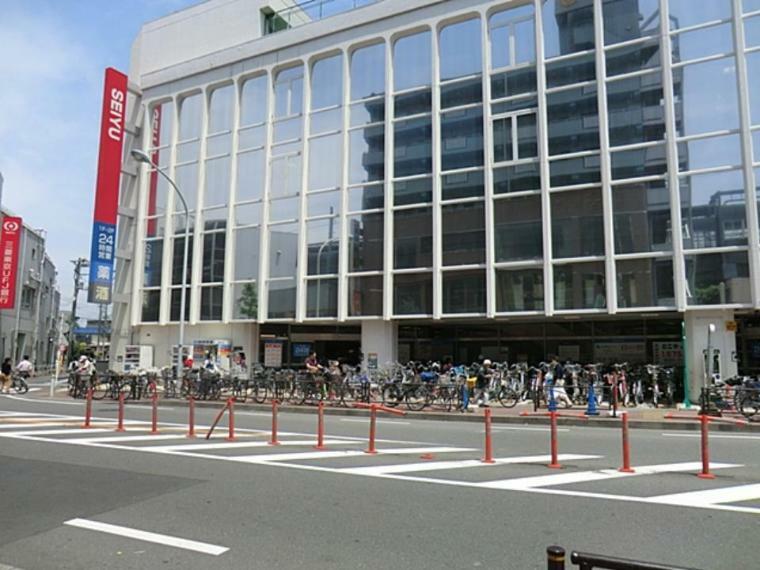 スーパー 西友武蔵新城店（一年中お休みの日が無い、いつでも頼りになるスーパーです。駐車場は16台。）