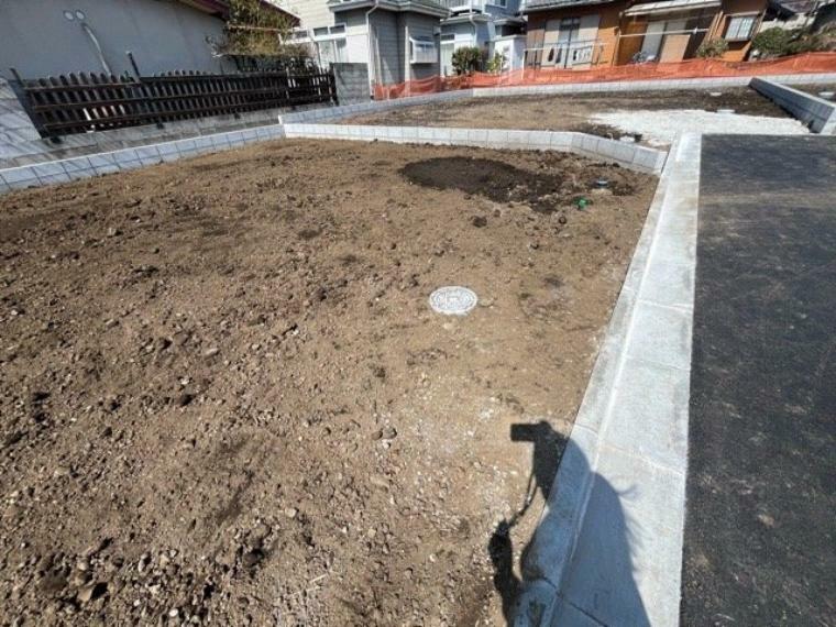 現況写真 土地の前の道路に消火栓が設置されていることがあります。この場合、道路交通法第45条第1項により、駐車禁止の場所が指定されています。そのため、車庫などの駐車スペースをつくることができない場合があります。