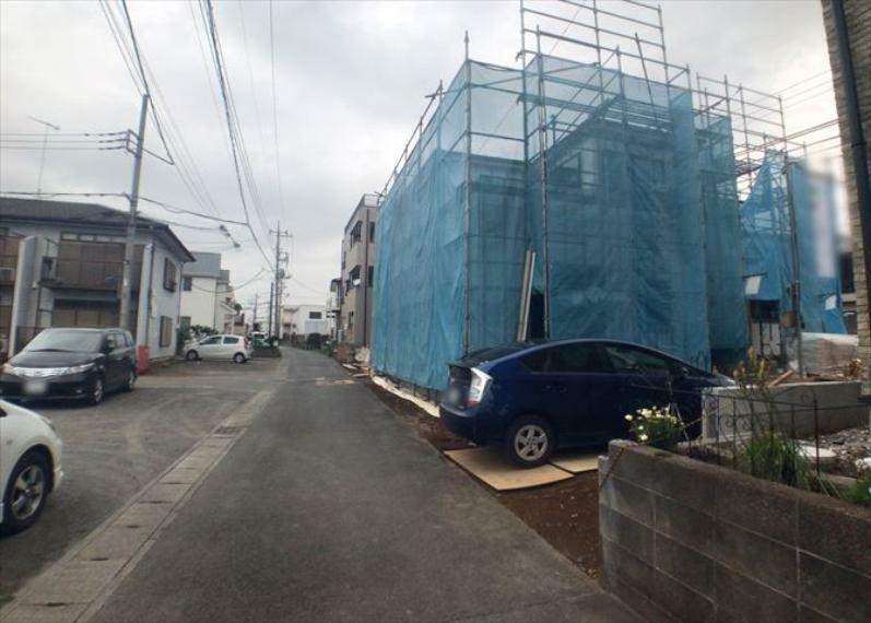 現況写真 住宅用の土地では前面道路に2m以上接していなければならないと法律で定められています。しかし、お持ちの車のサイズやライフスタイルなどにより、2mでは利便が悪い場合もございますので、事前に確認しましょう。