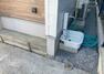 敷地内には、散水栓や立水栓があります。水道水を直接利用できるため、水を運ぶ手間を省くことが出来ます。大量の水を必要とする洗車作業や清掃などに役立ちます。その他設備とあわせて、現地でご確認ください。