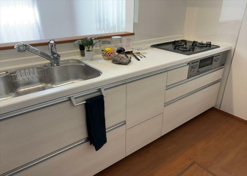 キッチン 標準的なシステムキッチンの横幅は、165cm～300cm程度です。2100・2400・2550・2700などミリ単位で表記されます。普段どのように料理をするのかを想定しながら合ったサイズを選びましょう