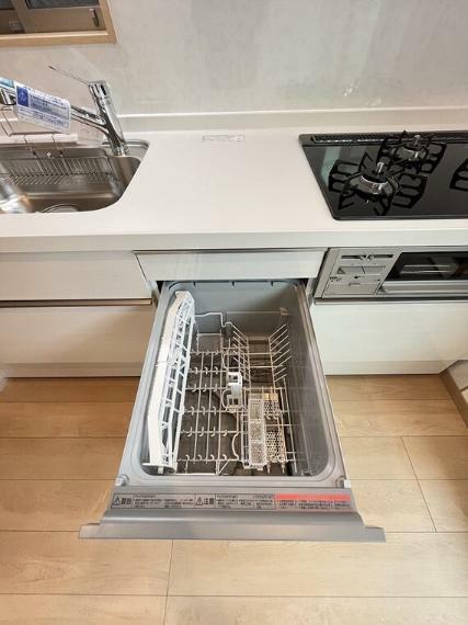 大容量の食器洗浄機で、食器の隅々まで汚れを落とします！