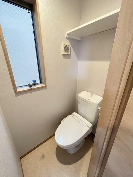 トイレ 充分なスペースと採光面もあるトイレでゆったりできます。