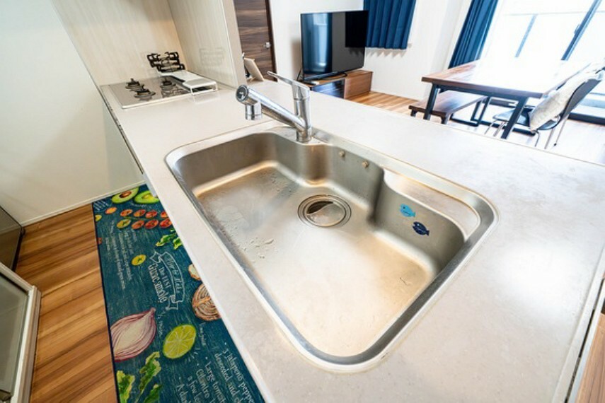キッチン 大きなお鍋やお皿の洗い物も楽々な広いシンク。飲用水に便利な浄水器も設置されています。