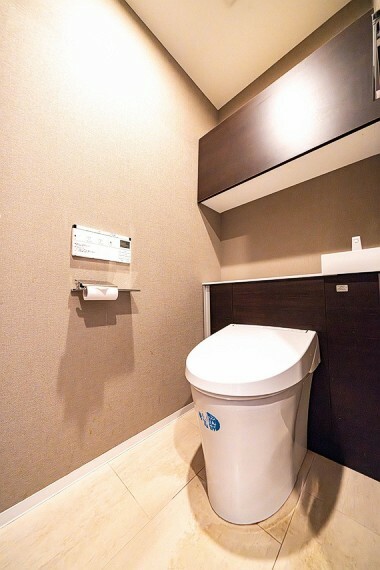 トイレ 省スペースで機能性も高いタンクレス風トイレを採用。棚があり、トイレ用品がスッキリ片付きます。