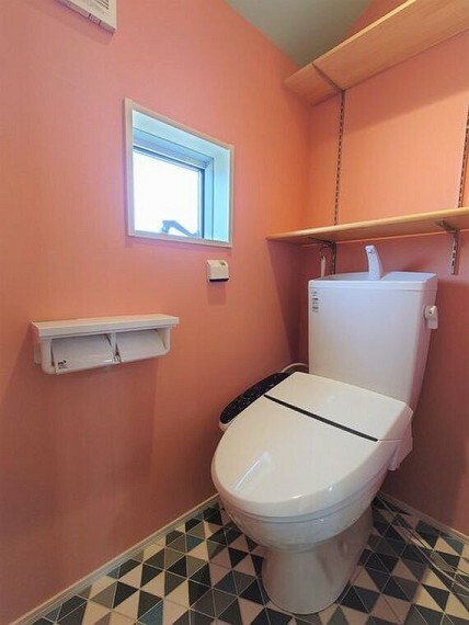 トイレ トイレは、オシャレな色合いがでスタイリッシュな空間です。