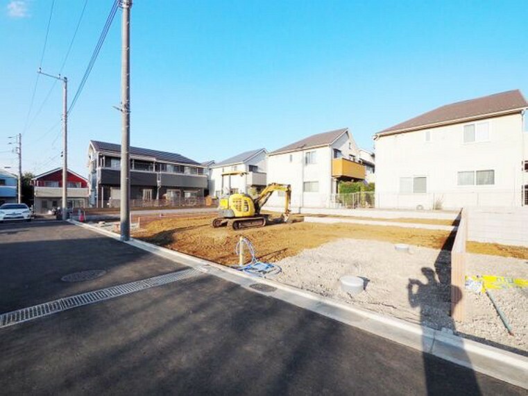 現況外観写真 年月を経るごとに成熟していく、四季折々の街並み。住民どうしで大切に守り育ててきたわが街で、日々の暮らしを続けることで、街は、そこに住まう全ての人々や次世代の子どもたちにとってのふるさととなります。