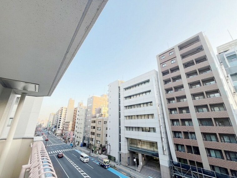 眺望 陽射しとともに、少しづつ装いを変える街の景観から、星空が地上に映りこむかのような夜景のきらめきまで、この街ならではの美しい風景の物語が室内に展開します。手を伸ばせば、ふれることができそうな眺望も魅力。