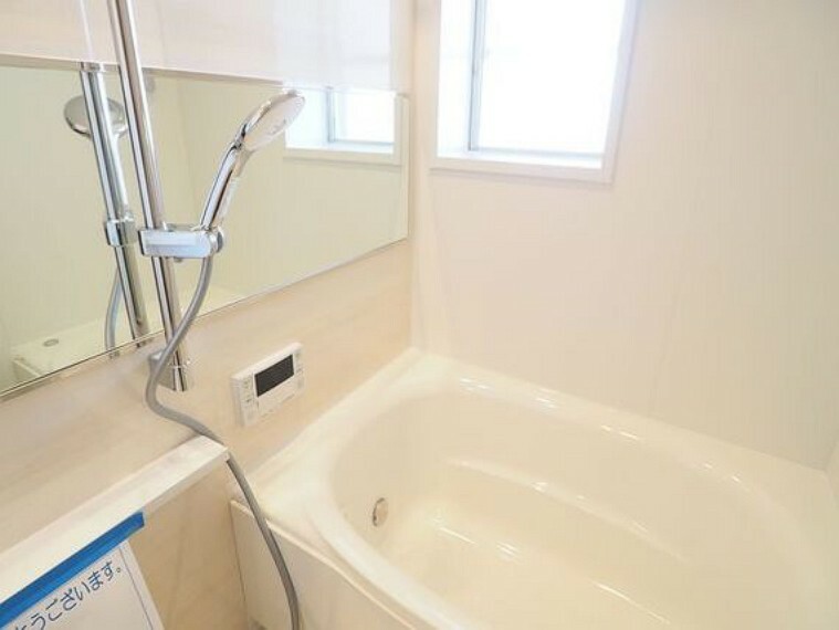 浴室 お風呂には窓があり明るく清潔な空間へ。美と健康を手に入れるバスタイム。