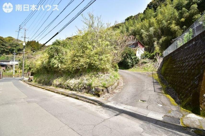 現況写真 西向き道路【敷地面積901.972m2（72.84坪）】