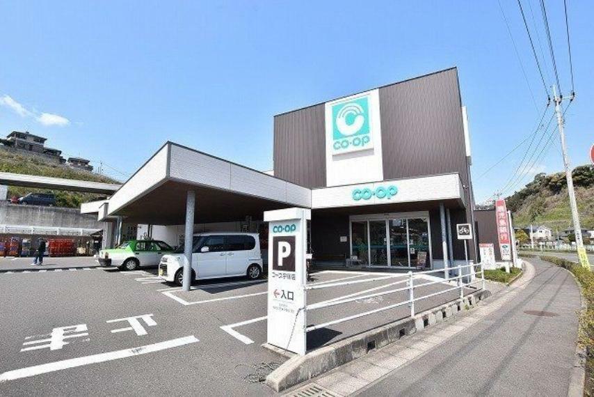 スーパー コープかごしま宇宿店コープのお店は、「COOP商品」と「産地直結」の生鮮品、手作りのお惣菜などを中心に、毎日の暮らしをより豊かに、安心・安全な「生協品質」を提供するお店です。