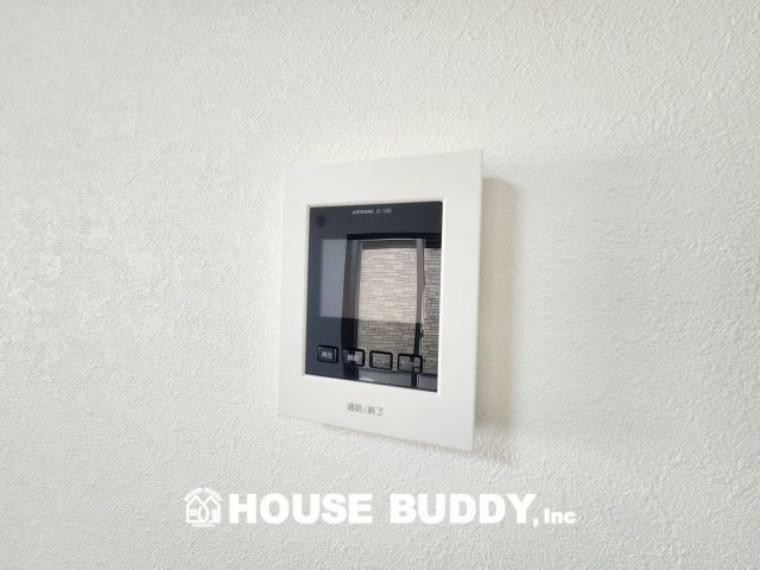 来客時にカラー画像で確認が出来る「見える安心」を形にモニター付きインターホンを設置。家事導線を考慮した個所に設置し、夜間でもLEDライトでくっきりと映ります。
