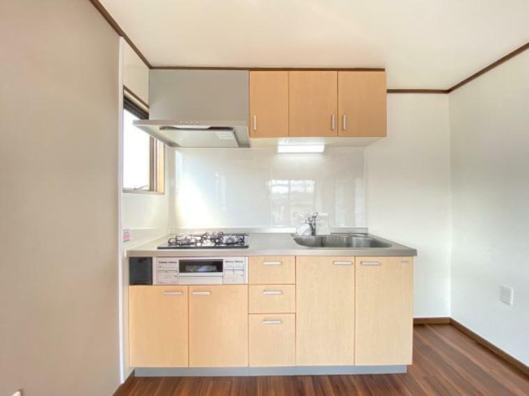 キッチン 吊戸棚も設置されており、収納充実！ ガスコンロ横に窓もあるので換気もしやすいです！