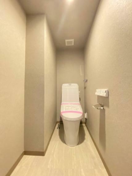 トイレ 奥行きのあるトイレは洗浄機能もついて快適です！