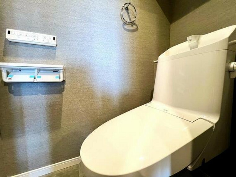 トイレ アクセントクロスが採用された、お洒落なトイレです。毎日快適に使える温水洗浄便座付き。