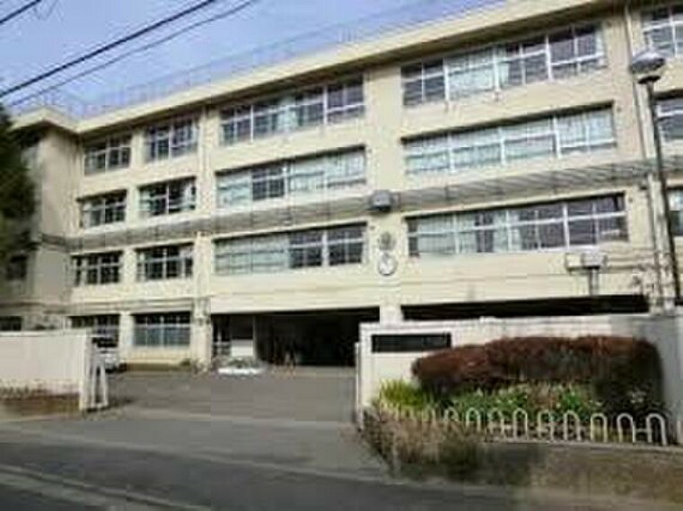 中学校 世田谷区立上祖師谷中学校まで約708m