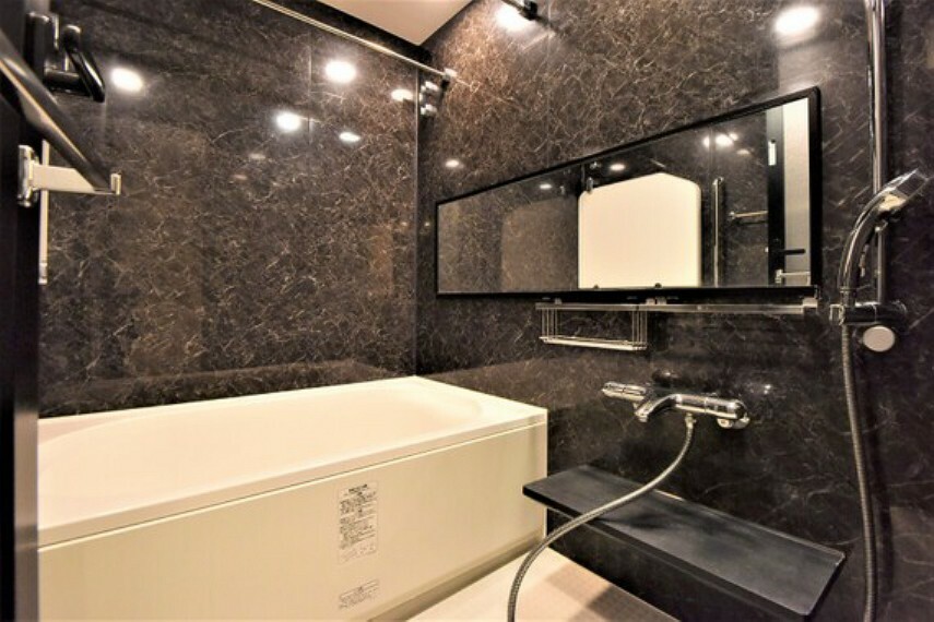 浴室 高級感あふれる浴室はミストサウナと浴室暖房付。帰宅が遅い日もバスタイムでリフレッシュできます。