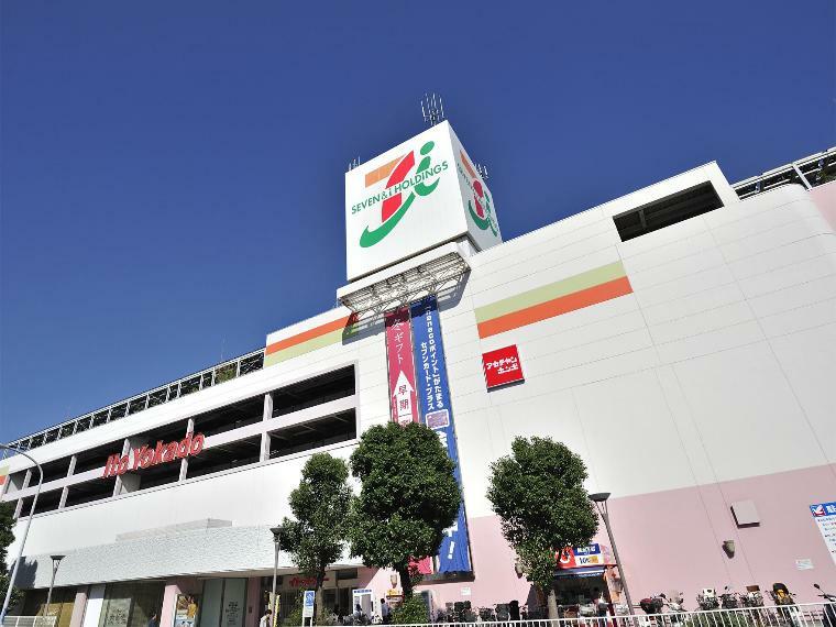 スーパー イトーヨーカドー横浜別所店（全国展開する大型スーパー。毎月8のつく日はハッピーデー。フードコートも広々として充実しています。）