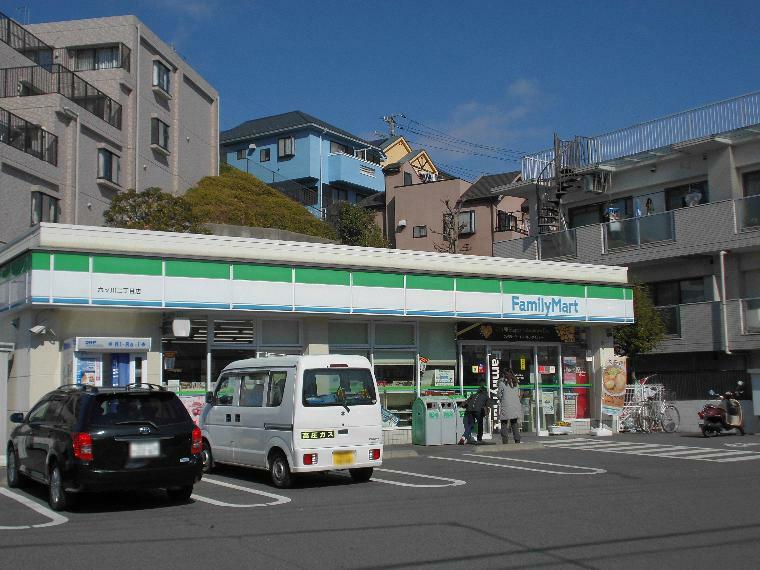 コンビニ ファミリーマート六ッ川二丁目店（24時間営業ですので、急な買い物に便利です。駐車場もあります。）