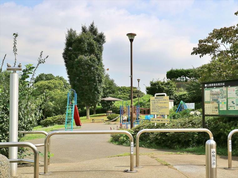 公園 六ツ川中央公園（広い敷地の南と北で趣の違う公園です。南側にはお子様が楽しく遊べる遊具のある広場、北側には緑が豊かな自然を楽しむエリアが広がります。 ）