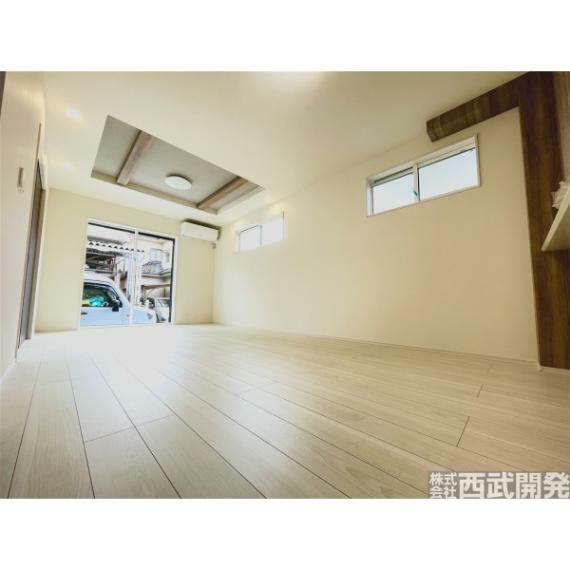 居間・リビング LDK16.5帖　リビングの折り上げ天井はお部屋をおしゃれに演出するだけでなく、空間に開放感を与える効果もございます。
