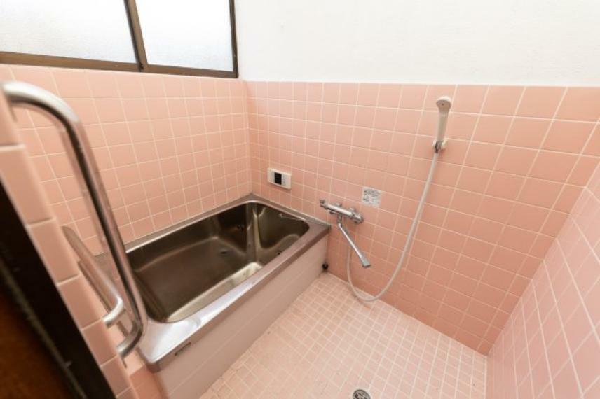 浴室 浴室には窓があり、換気の面でも安心です。コンパクトながらも快適な空間となっており、冬場でも浴室が温まりやすいので、ヒートショックなどを防いでくれますね。掃除やメンテナンスの面でも安心です。