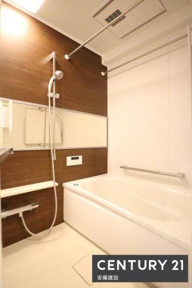 【　浴室　/　Bathroom　】<BR/>たっぷりのお湯にゆったり浸かれそうな、清潔感ある浴室です。<BR/>浴室暖房乾燥機が備わっており換気しやすく、冬場は過度な温度差を防げます