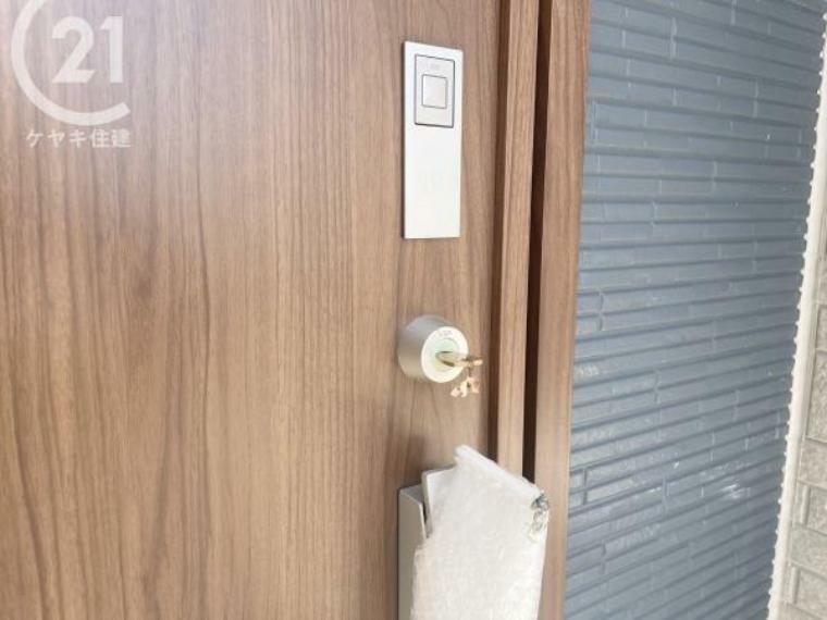 防犯設備 ピッキング犯罪を防止する防犯型玄関錠です。玄関にはディンプルキータイプの鍵を、さらにバールなどでこじ開けられにくい鎌デッド錠やサムターン回し防止タイプを採用しています。