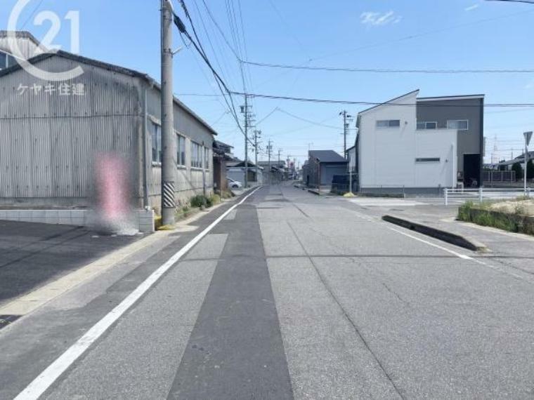 現況写真 物件と前面道路。 交通量が少ない道路で駐車がしやすいです。