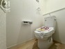 トイレ 汚れがつきにくく掃除のしやすいトイレです。省エネ仕様のトイレ付き！
