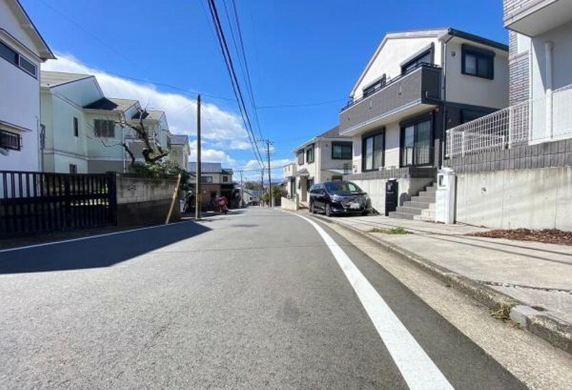 外観写真 《前面道路》　■車通りの少ない閑静な住宅街です。